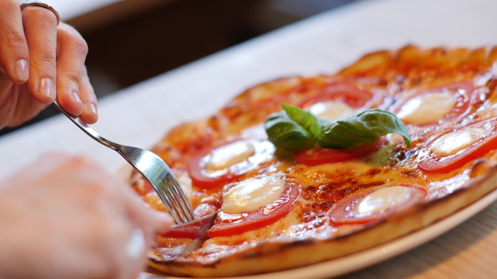 Aporpizza preparada para la prevención del Coronavirus- con cuchillo y tenedor